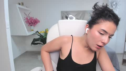 Kendall Jenner online show from February 2025 08:18:02 AM