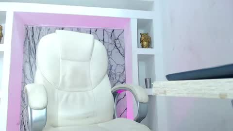 K E N D R A  online show from February 2025 11:43:02 AM