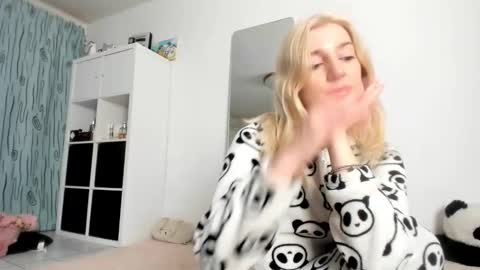 Kenzie online show from November 2025 04:46:02 AM