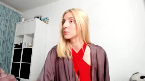 Kenzie online show from December 2025 05:02:02 AM