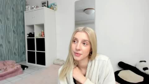 Snapshot of kenziedawton chatting on May 2026 04:36:01 PM Kenzie online show from May 2026 04:36:01 PM