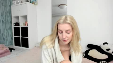 Snapshot of kenziedawton chatting on May 2026 04:24:02 PM Kenzie online show from May 2026 04:24:02 PM