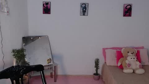 Mia  online show from September 2025 04:11:01 PM