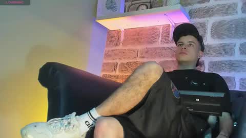 Snapshot of kevinn_blue chatting on October 2025 11:17:02 PM Sexy Hot Kevin online show from October 2025 11:17:02 PM