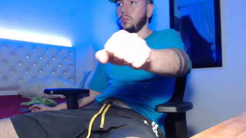 kevinsantiag0 online show from December 2025 01:43:01 AM