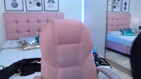 Snapshot of kiki_cams chatting on October 2025 04:18:01 PM kIKI online show from October 2025 04:18:01 PM