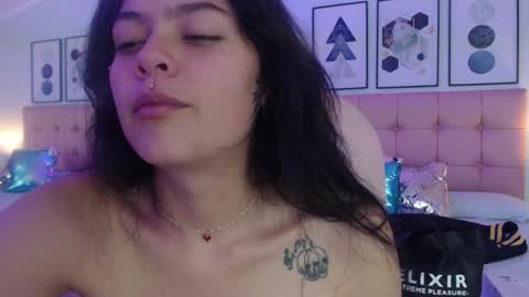 Snapshot of kiki_cams chatting on December 2025 08:59:01 PM kIKI online show from December 2025 08:59:01 PM