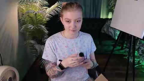 Kiki online show from December 2025 10:07:01 PM