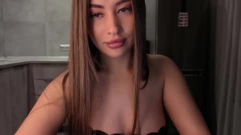 EvaAnna online show from December 2025 06:23:01 PM