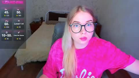 Snapshot of kim_girl_next_door chatting on February 2026 01:30:02 PM KIM online show from February 2026 01:30:02 PM