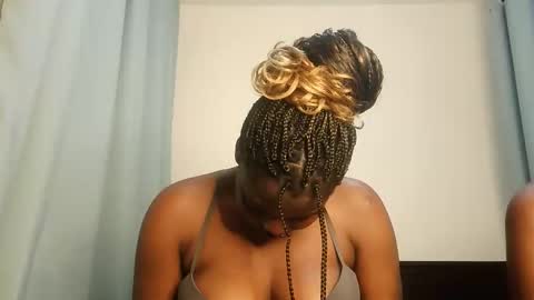 Lola online show from November 2025 08:09:02 PM