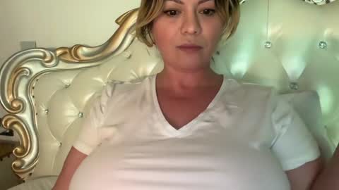 KiraDivine online show from December 2025 02:25:01 PM