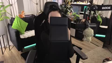 Kira    online show from April 2026 05:51:01 PM