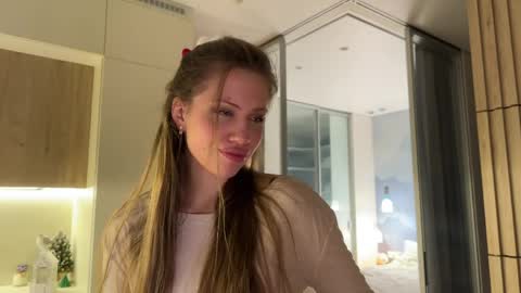 Kira online show from April 2026 07:03:02 PM