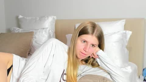 Kira online show from March 2026 06:03:02 PM