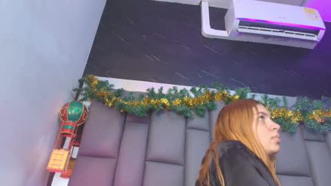 Snapshot of kissme_luna chatting on December 2025 07:09:01 PM BELLA FLAME online show from December 2025 07:09:01 PM