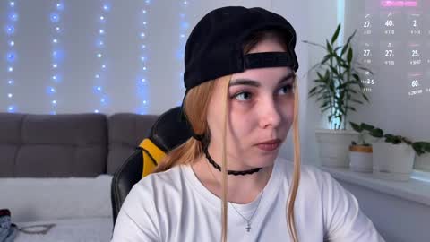 Snapshot of kittie_bear chatting on May 2026 03:34:01 AM Veronica online show from May 2026 03:34:01 AM
