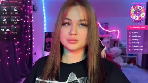 Mia online show from November 2025 02:21:02 PM