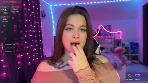 Mia online show from December 2025 07:53:02 PM