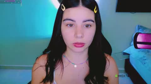 YINI online show from December 2025 04:17:01 AM