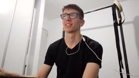 Facu online show from December 2025 04:17:01 AM