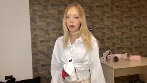 Snapshot of kristiancommes chatting on June 2026 04:44:01 PM Alisa online show from June 2026 04:44:01 PM