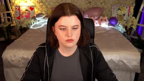 kristifoxy online show from April 2026 06:27:01 PM