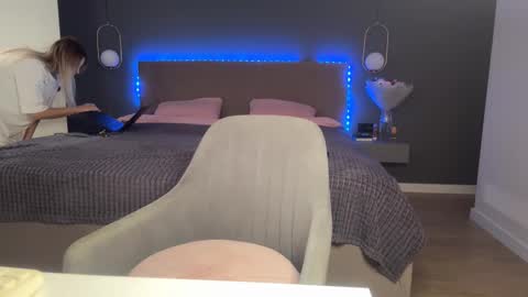 Kristi online show from October 2025 04:20:01 AM