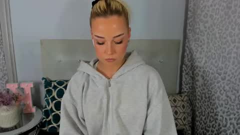 KristyFlowers online show from May 2026 03:40:01 PM