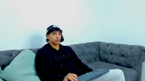 Snapshot of kroywave chatting on May 2026 04:10:01 AM Kroy Wave Muscle Tattoos Latino online show from May 2026 04:10:01 AM