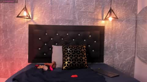 Kystal Taylor online show from November 2025 11:42:01 AM