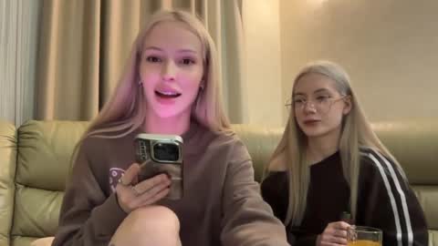 Snapshot of kvetapin chatting on May 2026 11:43:01 PM Bella and Alexandra online show from May 2026 11:43:01 PM