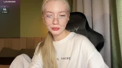 Snapshot of kvetapin chatting on May 2026 08:06:02 PM Bella and Alexandra online show from May 2026 08:06:02 PM