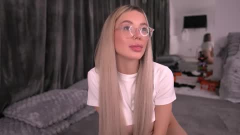 Kylie online show from October 2025 09:17:02 PM