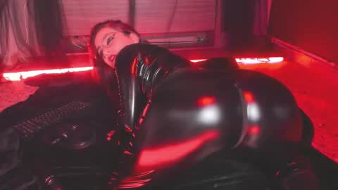 K Y L I E online show from November 2025 08:19:01 PM