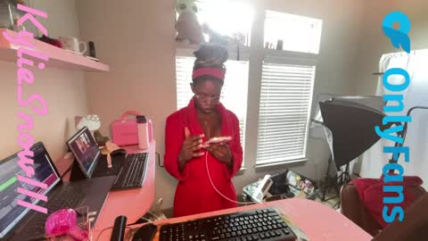 Snapshot of kyliesnowxxx chatting on April 2026 05:30:01 PM Kylie Snow online show from April 2026 05:30:01 PM