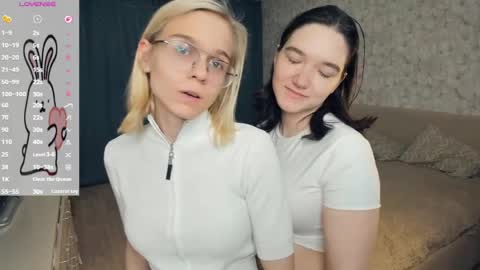 Violet and Isabel online show from May 2026 07:22:02 PM