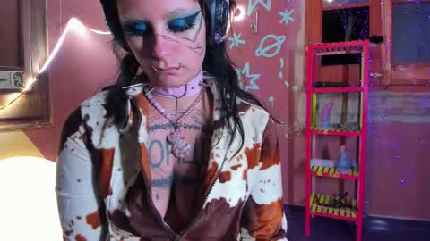 Mia online show from November 2025 07:25:01 PM