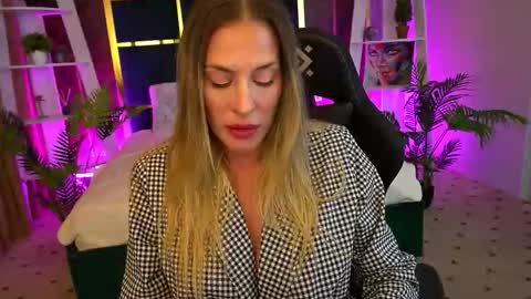 Laura online show from October 2025 01:57:02 PM