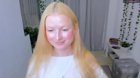Snapshot of laly_peach chatting on May 2026 11:07:01 AM Laly online show from May 2026 11:07:01 AM