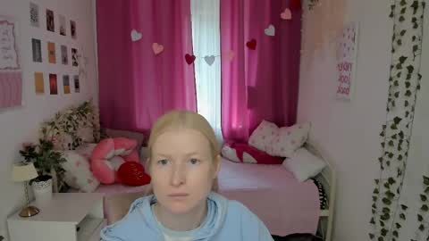 Snapshot of laly_peach chatting on June 2026 11:10:01 AM Laly online show from June 2026 11:10:01 AM