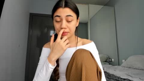 Lana online show from November 2025 12:37:01 PM