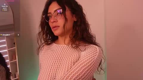 Lara online show from November 2025 10:22:02 PM