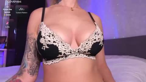 LarineGMT7  UTC6  online show from November 2025 04:25:02 AM