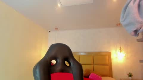 Snapshot of larsonmia chatting on June 2026 12:25:02 PM MIA online show from June 2026 12:25:02 PM