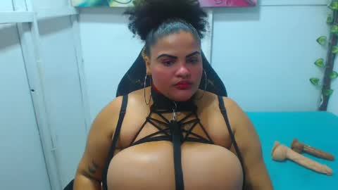 Snapshot of latina_bigboos12 chatting on May 2026 04:30:02 AM latina_bigboos12 online show from May 2026 04:30:02 AM