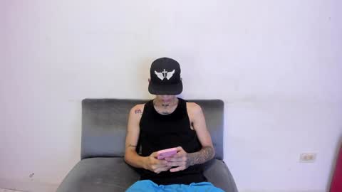 Snapshot of latins_boys_20 chatting on January 2025 04:52:02 AM NICK online show from January 2025 04:52:02 AM