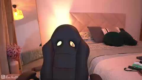 Snapshot of lau_bee_ chatting on November 2025 06:40:02 PM Laura online show from November 2025 06:40:02 PM