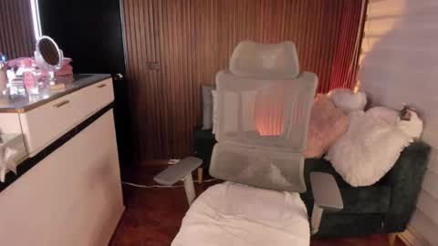 laura cruz online show from April 2026 01:11:02 AM