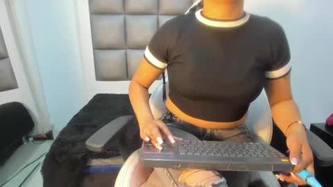 laura__js_ online show from September 2025 01:56:01 PM
